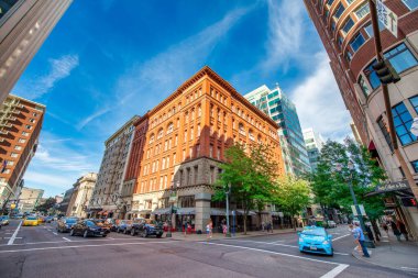 PORTLAND, OR - 18 Ağustos 2017: Mavi gökyüzüne karşı modern şehir binaları