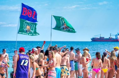 Fort Lauderdale, Florida - 29 Şubat 2016: Plajda parti veren bir grup genç