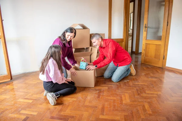 Moving New Home Concept Young Girl Her Parents Seated Cardboard — Stockfoto