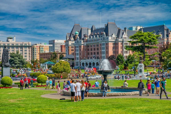 Vancouver Island Canada Augustus 2017 Toeristen Wandelen Langs Een Stadspark — Stockfoto