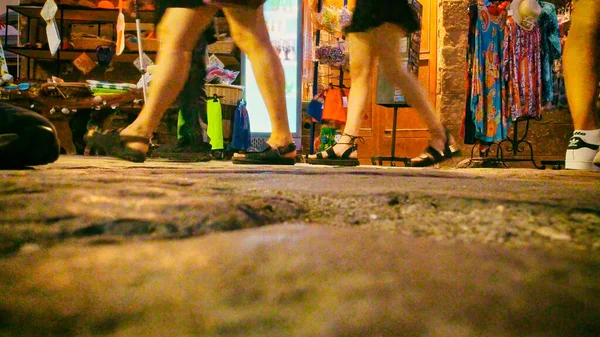 People Walking Sidewalk Night Leg Detail Ground View — Stock Photo, Image