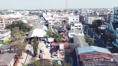 MAEKLONG, THAILAND - 15 ARALIK 2019: Nehir ve demiryolu pazarı ile Maeklong şehir manzarasının inanılmaz hava manzarası