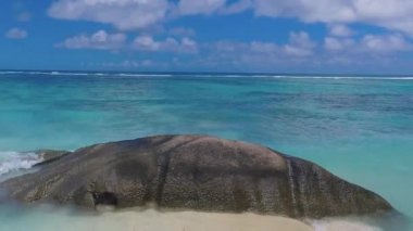 La Digue 'deki güzel Seyşeller Sahili - Anse Kaynak Argent' ın havadan görünüşü