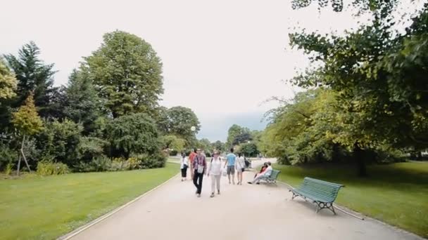 PARIS - JULI 2014: Turister längs Tuileriernas trädgårdar under sommarsäsongen — Stockvideo