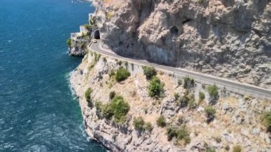 İtalya 'nın yaz mevsiminde güzel Amalfi Sahili' nin muhteşem hava manzarası. Drone bakış açısı