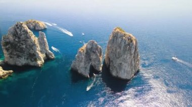 İtalya 'nın Capri Adası' ndaki Faraglioni Kayalıkları 'nın inanılmaz hava manzarası. Drone bakış açısı