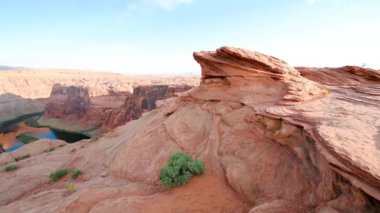 Amerika 'da yaz mevsiminde Horseshoe Bend' in inanılmaz hava manzarası.