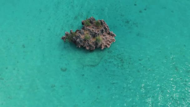 Increíble vista aérea de Crystal Rock desde un dron volador, Mauricio. Movimiento lento — Vídeos de Stock