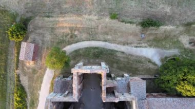 San Galgano Manastırı 'nın çatısı olmayan, ilkbahar mevsiminde Toskana Tepeleri' nin muhteşem hava manzarası.