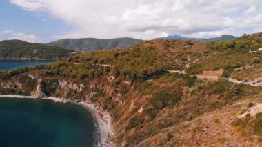 Elba Adası, gün batımında, İtalya. Güzel kıyı şeridi ve tepeler manzaralı. Yavaş çekim