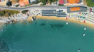 İtalya 'nın yaz mevsiminde Cavoli Sahili, Elba Adası' nın havadan inanılmaz manzarası. Yavaş çekim