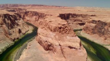Arizona Horseshoe Bend 'in hava görüntüsü. Glen Canyon' daki Colorado Nehri 'nin kıvrımı.