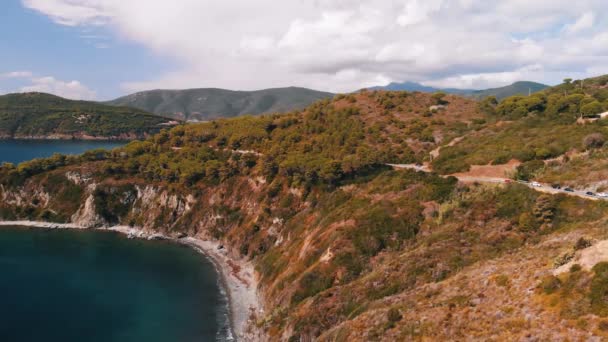 Isla Elba al atardecer, Italia. Hermoso paisaje de costa y colinas. Movimiento lento — Vídeos de Stock