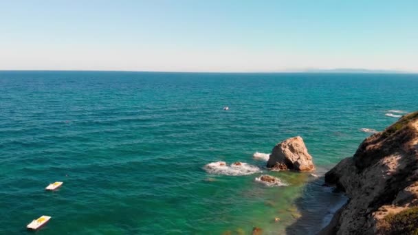Hermosas rocas en la playa, vista de la isla Elba, Italia. Movimiento lento — Vídeo de stock