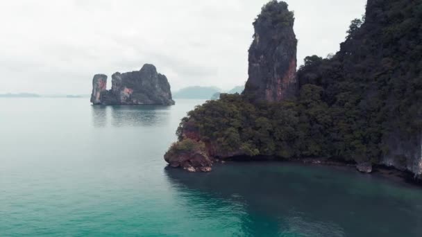 Thailands skärgård, flygutsikt. Vackra öar i Krabi-provinsen sett utifrån drönare — Stockvideo