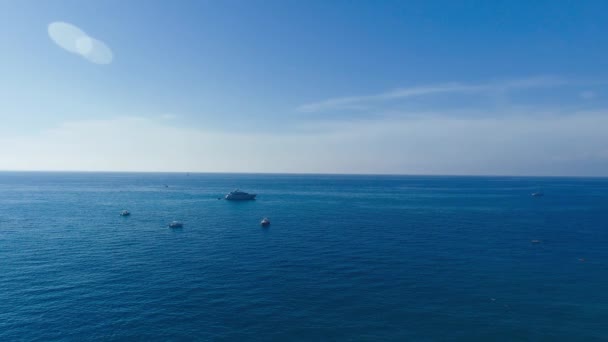 Vacker antenn utsikt över båtar i öppet hav — Stockvideo