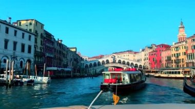 Venedik, İtalya - 30 Mart 2021: Günbatımında Grand Canal tekne turu, Rialto Köprüsü yakınlarındaki özel bir tekneden manzara