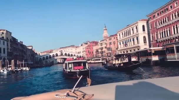 Венеция, Италия - 30 марта 2021 года: Тур на лодке по Гранд-каналу на закате, вид с частного движущегося судна возле моста Риальто — стоковое видео