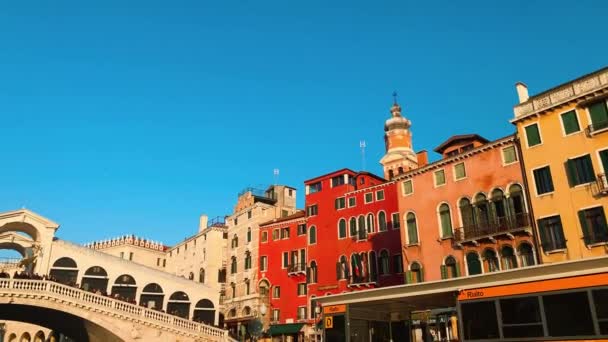Venise, Italie - 30 mars 2021 : Visite en bateau du Grand Canal au coucher du soleil, vue depuis un bateau privé près du pont du Rialto — Video