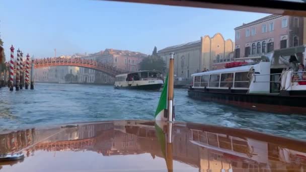 Venedig, Italien - 30. März 2021: Bootstour auf dem Canal Grande bei Sonnenuntergang, Blick von einem privaten fahrenden Boot in der Nähe der Rialtobrücke — Stockvideo