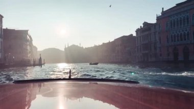 Venedik, İtalya - 30 Mart 2021: Günbatımında Grand Canal tekne turu, Rialto Köprüsü yakınlarındaki özel bir tekneden manzara