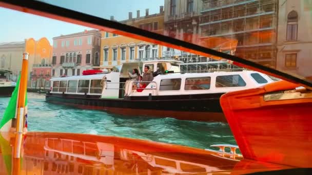 Венеция, Италия - 30 марта 2021 года: Тур на лодке по Гранд-каналу на закате, вид с частного движущегося судна возле моста Риальто — стоковое видео