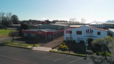 ROTORUA, NEW ZEALAND - 5 Eylül 2018: Geri sayım süpermarketinin ve araba parkının hava görüntüsü