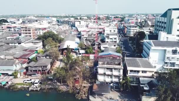 MAEKLONG, THAILAND - DECEMBER 15, 2019: Fantastisk flygvy över Maeklong stadsbild med flod- och järnvägsmarknad — Stockvideo