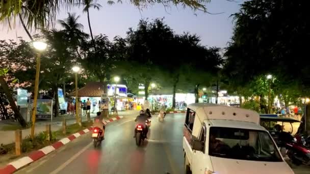 AO NANG, Thailand - 2019年12月26日:夜の遊歩道沿いの交通 — ストック動画