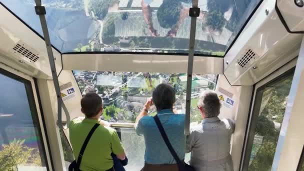 HALLSTATT, AUTRICHE - 3 SEPTEMBRE 2021 : Téléphérique avec touristes. — Video