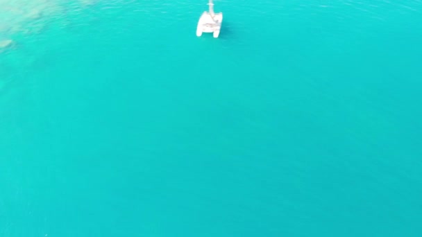 머리 위에 있는 공중 사진, 드론 으로부터 깊은 바 다 푸른 물 — 비디오
