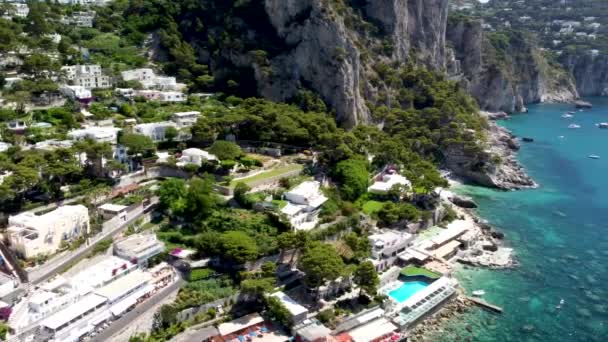 Lindo litoral na praia Marina Piccola, Capri. Vista aérea do drone — Vídeo de Stock