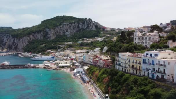 Krásné pobřeží Capri podél přístavní oblasti. Letecký pohled z dronu — Stock video