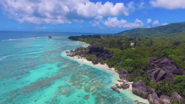 Korallrev från drönare. Seychellernas strand och klippor en solig dag — Stockvideo