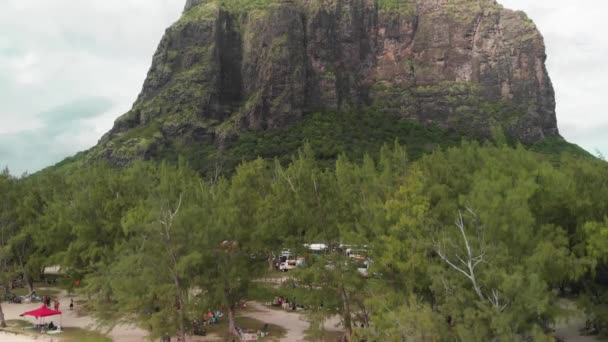 Mauritius, Afrika. Panoramisch uitzicht vanuit de drone van Le Morne Beach — Stockvideo
