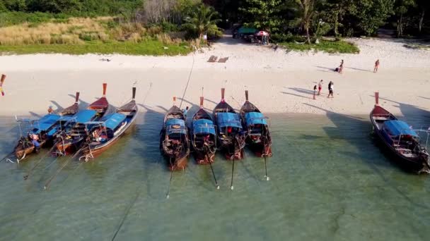 Úžasný letecký pohled na Long Tail Boats na pobřeží Thajska Beach — Stock video