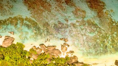 La Digue, Seychelle Adaları 'ndaki Anse Kaynak Argent Sahili' nin yukarıdan görünüşü - Afrika.
