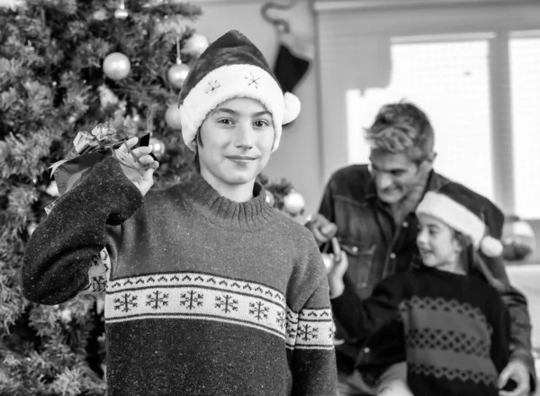 Glückliche Familie Schmückt Weihnachtsbaum Hause — Stockfoto