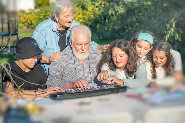 Grootvader Die Buiten Speelt Met Zijn Kleinkinderen Met Muziekinstrumenten — Stockfoto