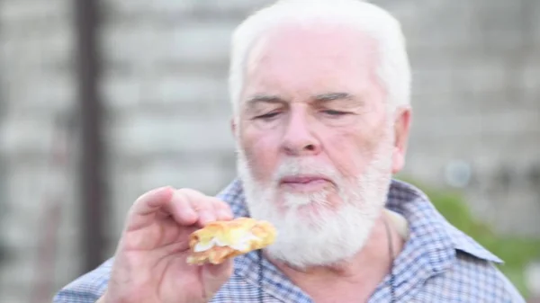 Homem Comendo Uma Geleia Figo Deliciuos Com Pão Livre — Fotografia de Stock