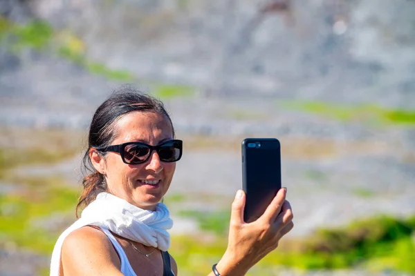 Happy Smiling Woman Taking Selfie Smartphone Mountain Trail Summer Season — 스톡 사진