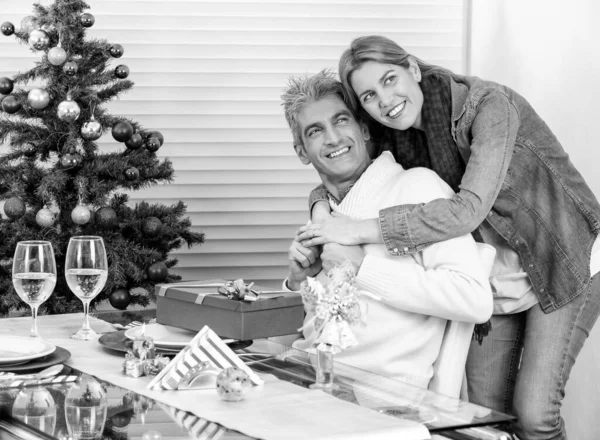 Gelukkig Glimlachend Jong Paar Omarmen Voorkant Van Kerstboom Voor Kerstmis — Stockfoto