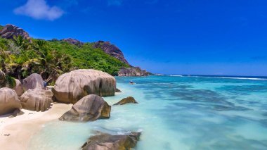 La Digue, Seyşeller Adaları 'ndaki Anse Kaynak Argent Sahili' nin hava görüntüsü - Afrika.