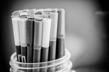 Kırmızı arkaplanda renkli işaretler.