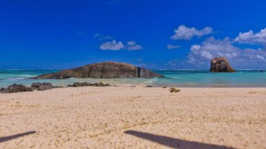 Anse Kaynak Argent, La Digue. Güneşli bir günde İHA 'dan inanılmaz bir hava manzarası Seyşeller Adaları