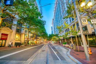 PORTLAND, OR - 19 Ağustos 2017: Turistlerle yaz gecesi sokaklar