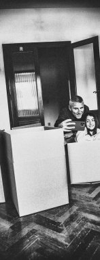 Yeni bir ev kavramına geçiyorum. Karton bir kutuda mutlu bir şekilde gülümseyen ve babasıyla oynayan genç bir kız.