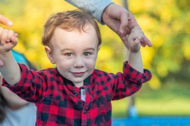 Mutlu gülümseyen küçük çocuk evin bahçesinde