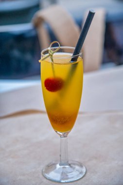 İçinde kiraz olan aperatif, Bellini 'nin ucuz içki saati..