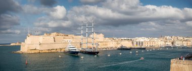 Gün batımında Üç Şehrin sahil şeridi, Malta 'da panoramik hava manzarası.